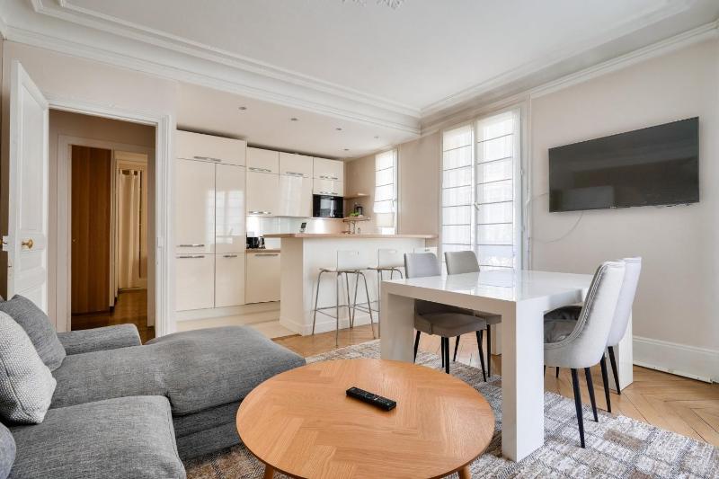 Luxurious 2 Bedroom Arc de Triomphe Dome Free Netflix — отель в Париже, Франция