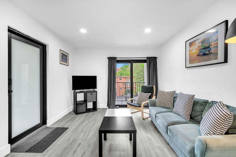 Цены на West Brickell - #3 - Renovated 2 1 & Parking в Майами