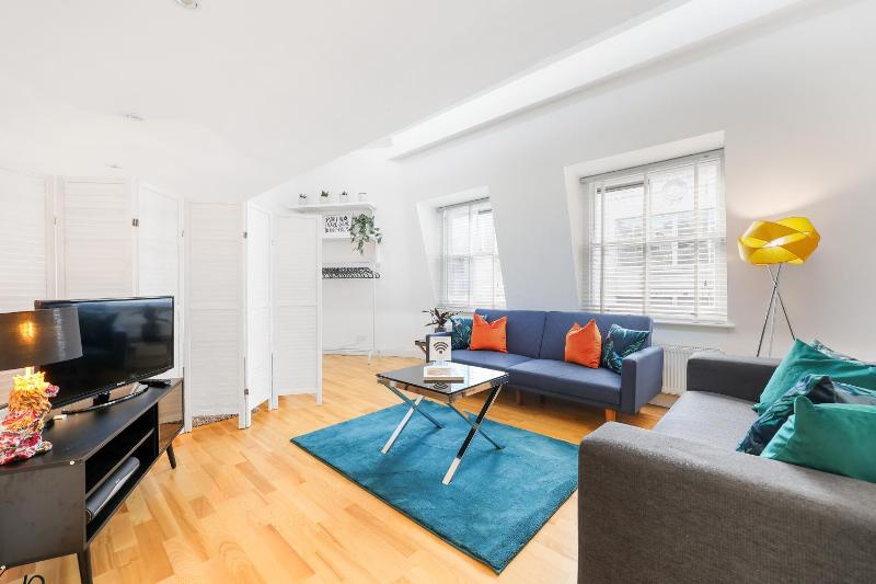Soho Apartment - Sleeps 8 - Fab West End Location — отель с удобным расположением в Лондоне
