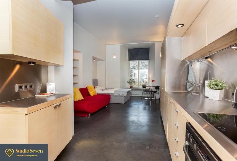 Studio Seven - Tallinn Old Town Apartment — отель с удобствами в таллине