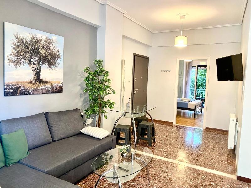 Olive tree Deluxe Apt 70m from Athens Metro — отель с удобствами в Афины