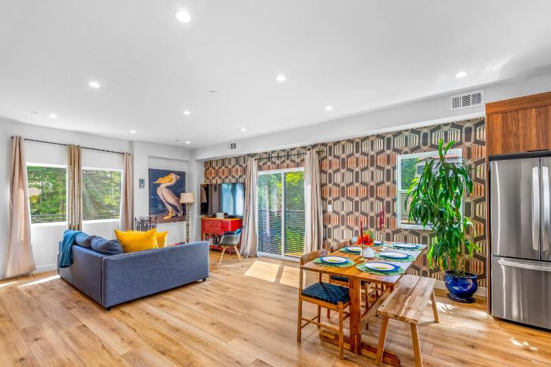 Stylish Sherman Oaks Townhouse 3bed + 3.5bath All Master Suites — отель с удобным расположением в Лос-Анджелесе