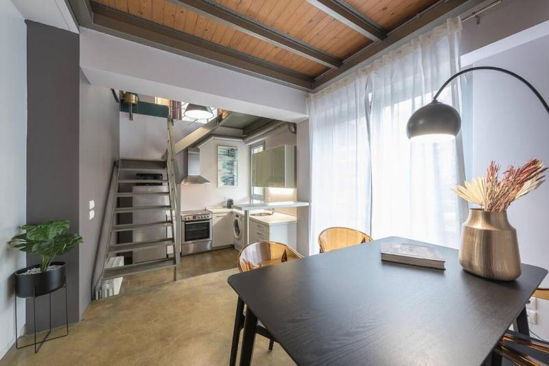 Artsy Urban Loft in Athens — отель с удобным расположением в Афины