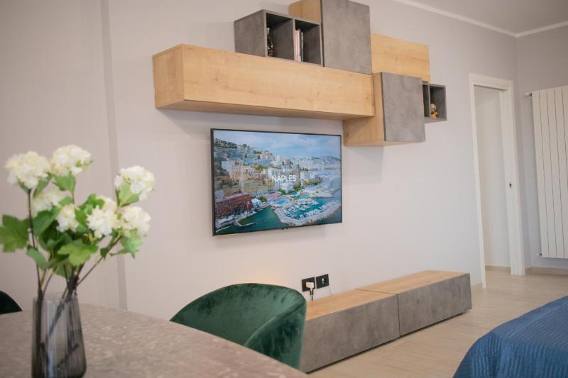 E-Twelve Apartment — отель с удобствами в Неаполе