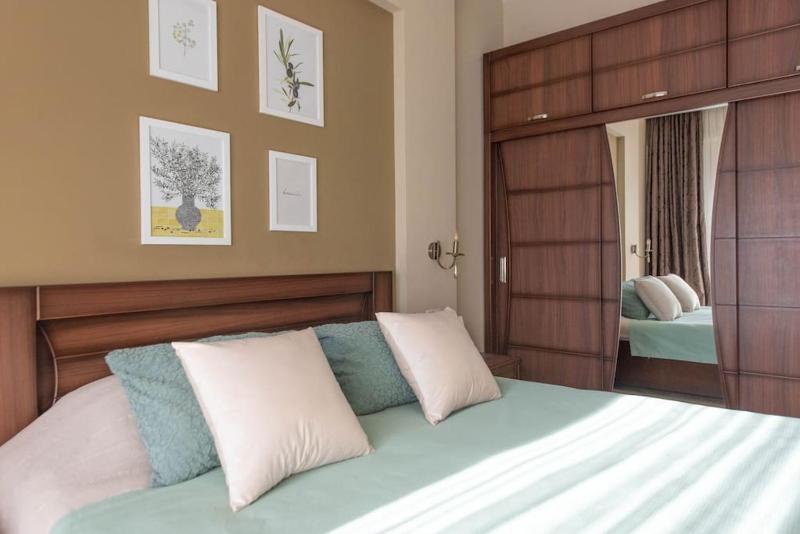 GG Home - spacious 1-bedroom apartment near metro — забронировать отель в Тбилиси