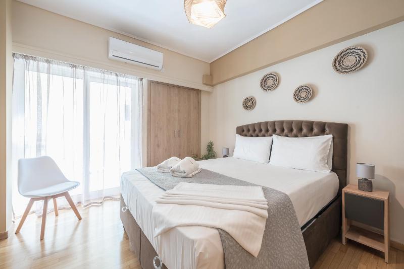 Stylish City Apartment by CloudKeys — отель в Афины, Греция