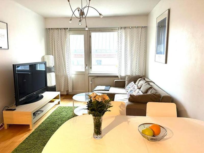 Spacious 2 rooms apartment in Helsinki Design District, own balcony — комфортный отель в Хельсинки