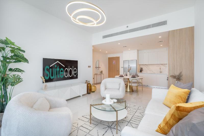 Bright coastal apartment with private beach — отель с удобным расположением в Дубае