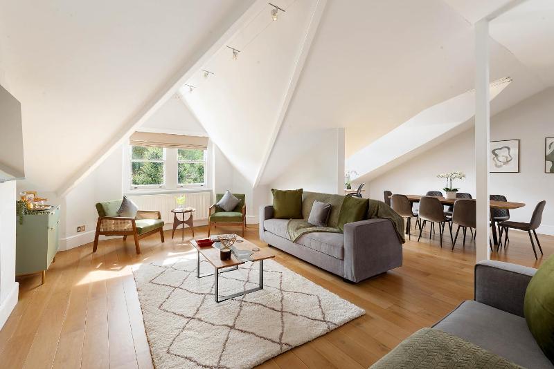 Lovely Central Apartment with Park Views — отель в Лондоне, Соединенное Королевство
