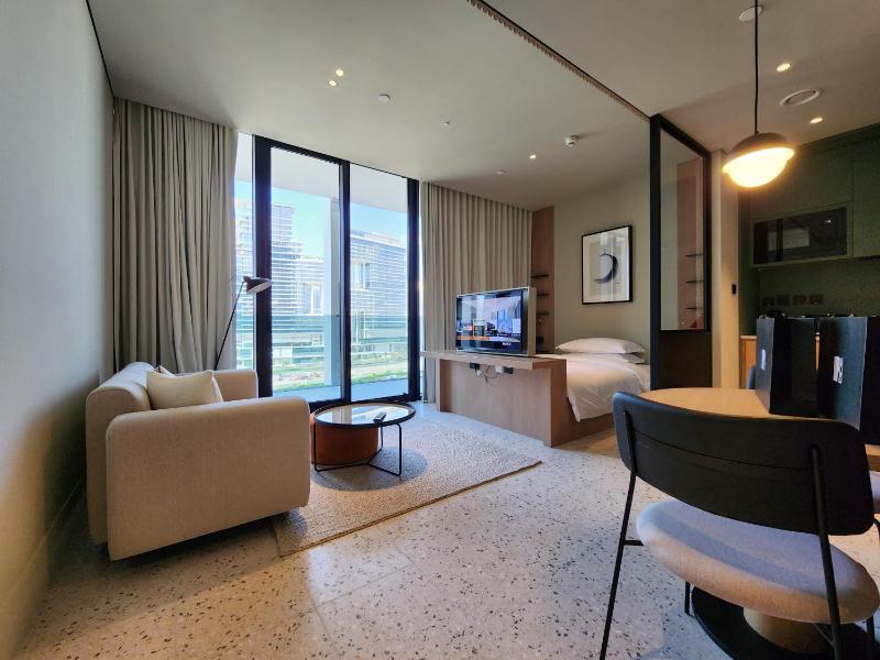 Upside Living Luxe Studio with Burj Khalifa View — отель с удобным расположением в Дубае