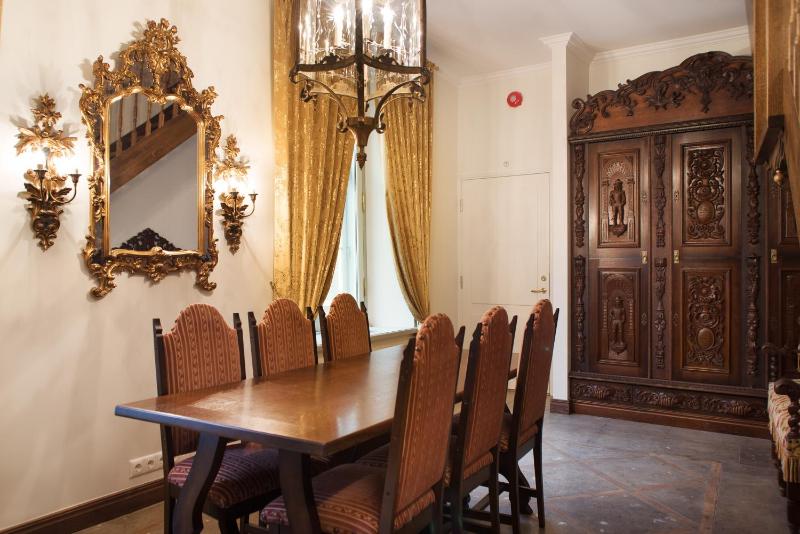 Luxury Medieval 2 Storey apartment with Antique Furniture in Old Town — отзывы гостей и цены