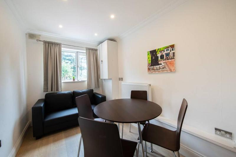 Cozy 2-Bedroom Flat in Battersea — отель в Лондоне, Соединенное Королевство