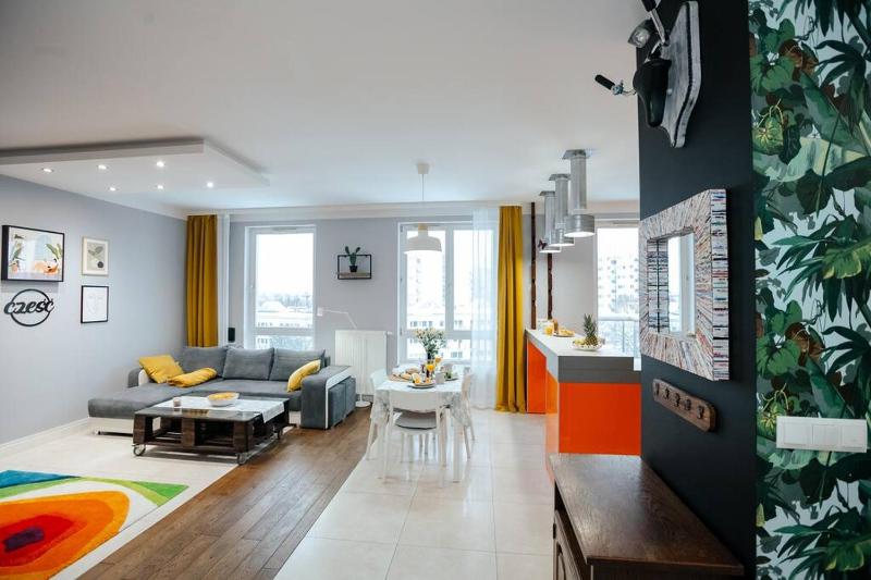 Modern, spacious apartment with garage and balcony — отель с удобствами в Варшаве