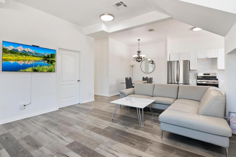 Цены на Modern loft close to Universal studio and Hollywood for 8 в Лос-Анджелесе