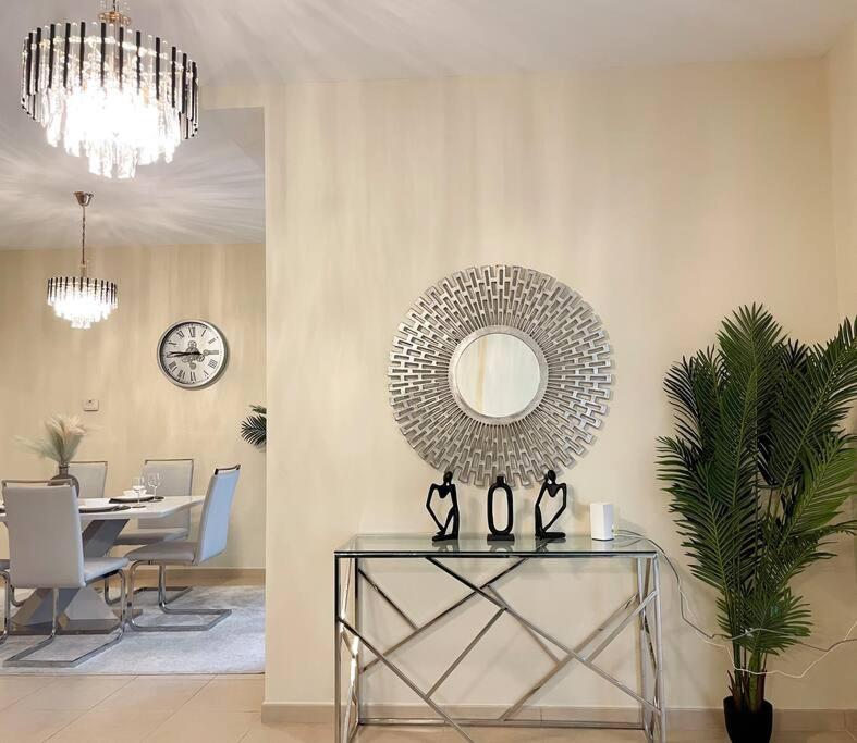 Spacious 4BR Apartment in JBR next to the Beach — отель с удобствами в Дубае