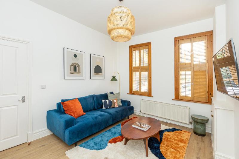 Spacious 4BR 3-Storey Townhouse in Lively Deptford — отель с удобствами в Лондоне
