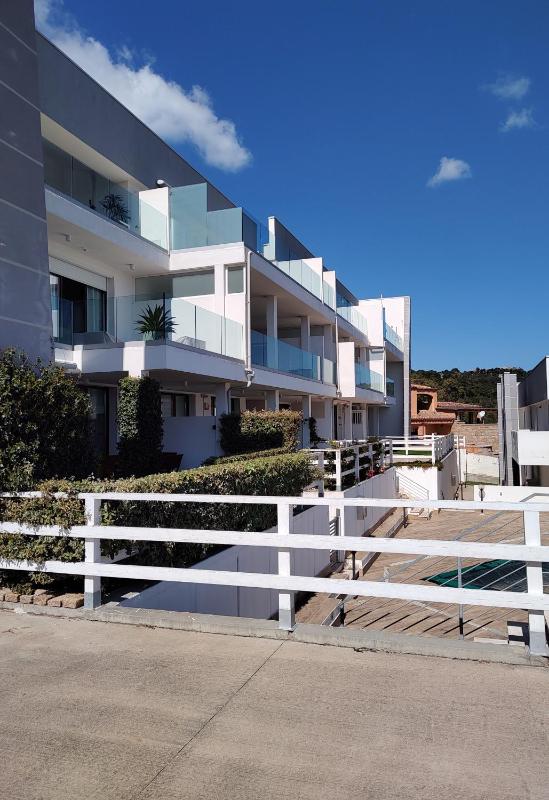 MT Consulting a Cannigione - Lussuosi Appartamenti con Piscina