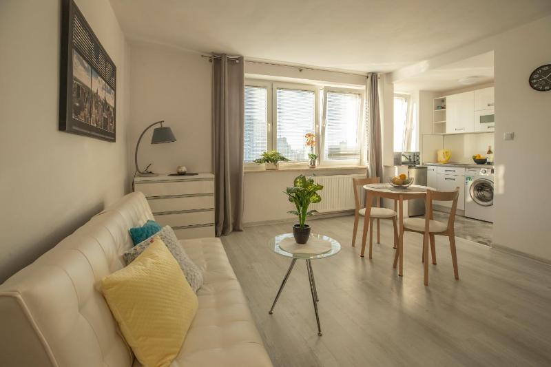 AC and Fast Wifi Modern Big Studio Apartment Emilii Plater 55 — отель с удобным расположением в Варшаве