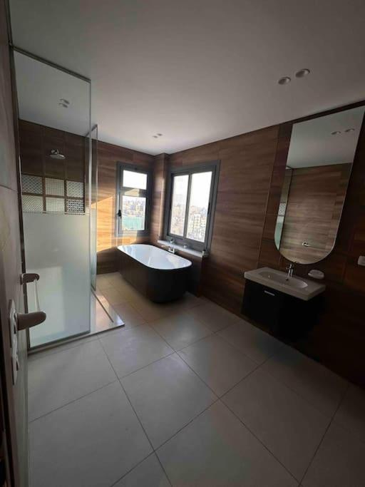 Wonderful 1BR Studio Apt w/ Hot tub — отель с удобствами в Каире
