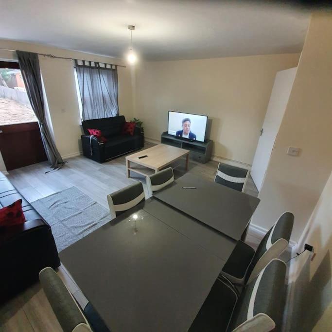 Close To Central London 4 Bedroom House Free Car Parking 7 beds Sleeps 16 people 2 Bathrooms — отель в Лондоне, Соединенное Королевство