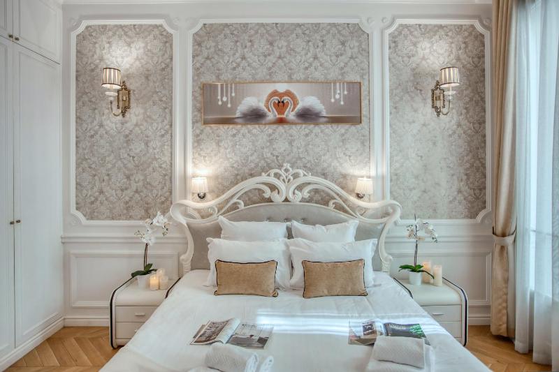 Luxueux 200m2 5CH Champs Elysees a 1min Perle Rare — комфортный отель в Париже