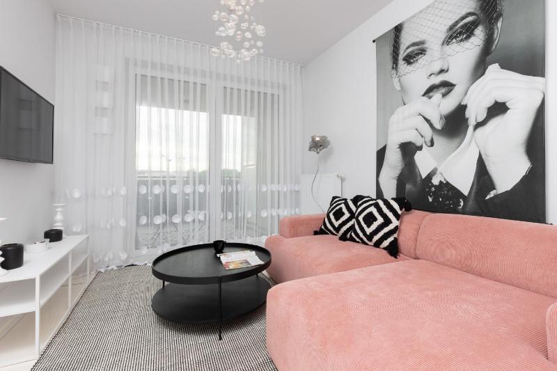 Stylish Apartment Przedpole with Balcony & Parking by Renters — забронировать отель в Варшаве