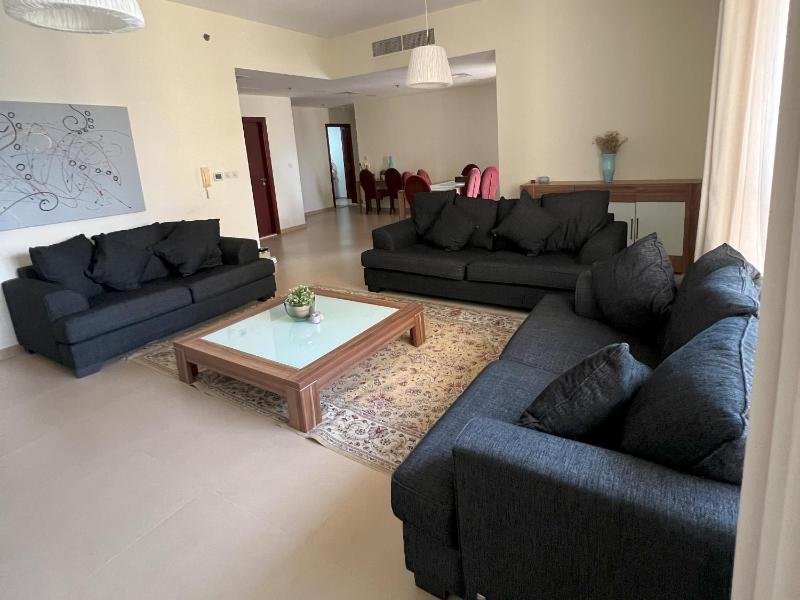 CozyNest - 3br Beachfront apt, JBR — отель с удобствами в Дубае