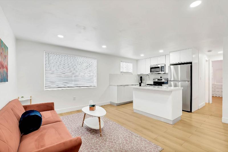 BRAND NEW PINK OASIS Apartment #4 — комфортный отель в Майами