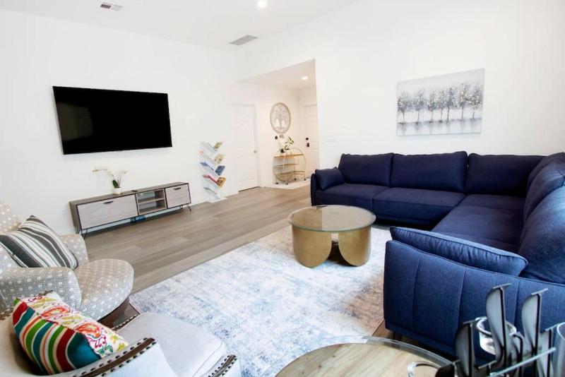 Newly Renovated 4BR in LA near Hollywood and Ktown — отель с удобным расположением в Лос-Анджелесе