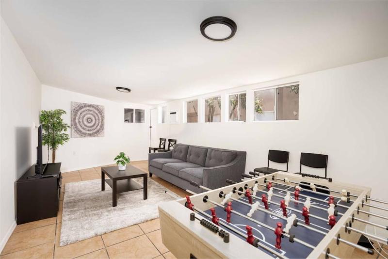 Centrally Located 4BR Home in Heart of Mid-City — отель с удобствами в Лос-Анджелесе
