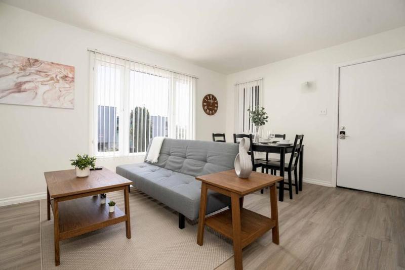 Цены на Central 1BR Home in Mid-City near K-town в Лос-Анджелесе
