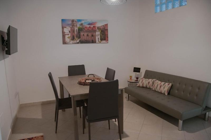 Ideisini's apartment — отель с удобным расположением в Палермо