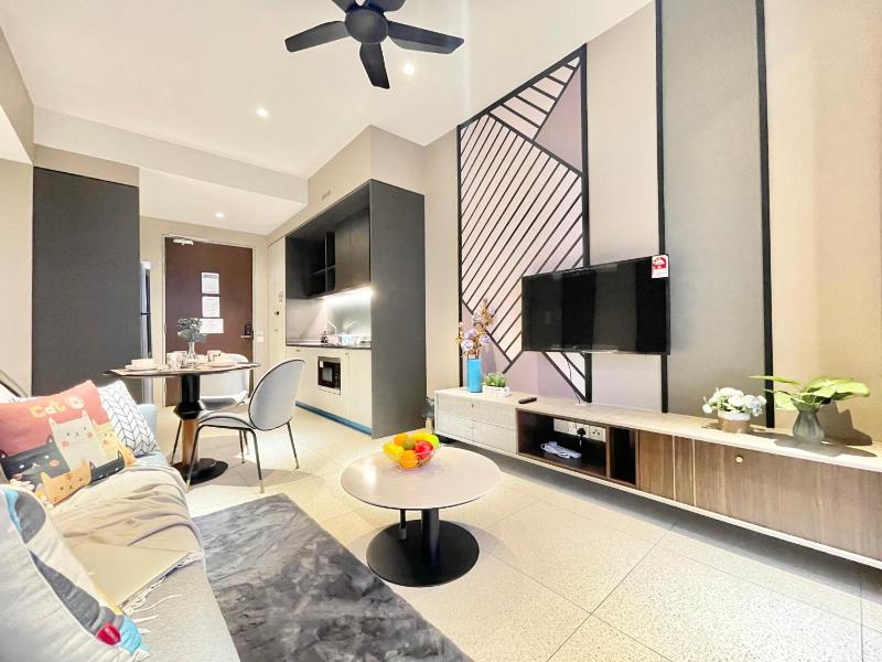 Цены на Stylish 2B2B near Mid Valley - TV Box - Wifi - Infinity Pool в Куала-Лумпуре