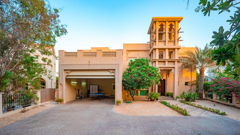 Цены на Luxurious 4BR Villa with pool in Jumeirah Islands by Tanami Holiday Homes в Дубае