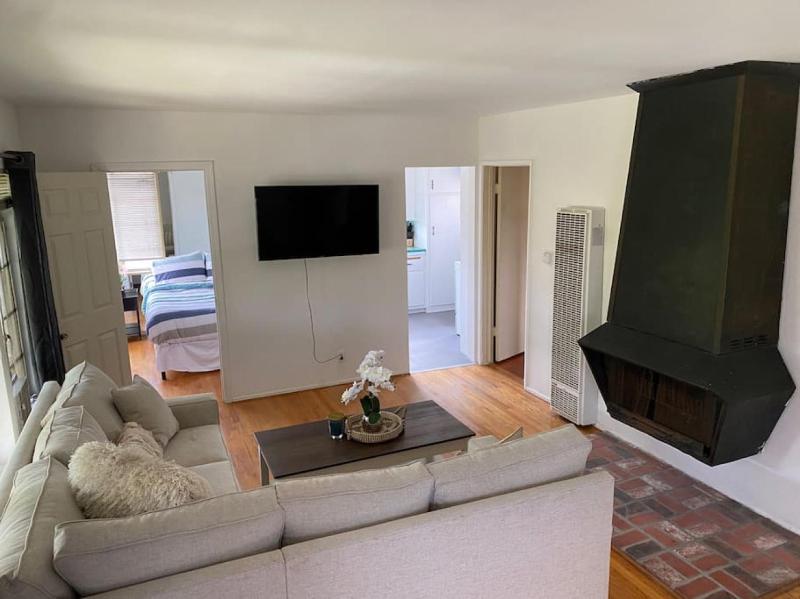 Lovely 2BR Home with Fireplace and Patio in Culver — отзывы гостей и цены