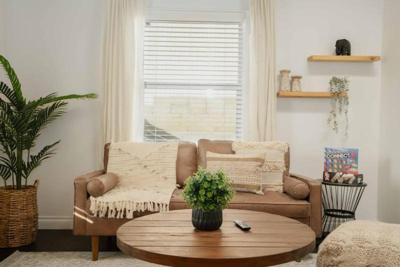 Radiant 2BR home w Gazebo near LAX and Culver City — забронировать отель в Лос-Анджелесе