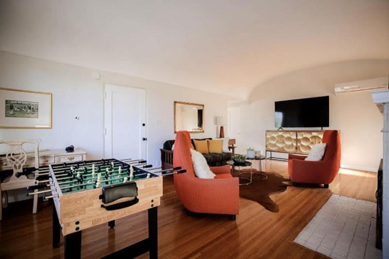 Modern 3BR Home in Mid-Wilshire near Beverly Hills — отель с удобным расположением в Лос-Анджелесе