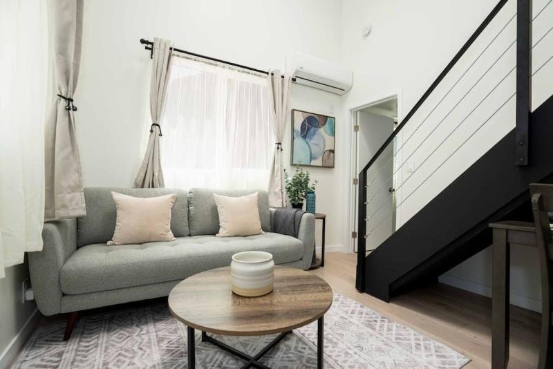 Chic 2BR Condo near Beverly Hills and Culver City — забронировать отель в Лос-Анджелесе