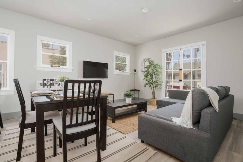 Modern 3BR Home in Pico Union near K-town and USC — отель с удобствами в Лос-Анджелесе