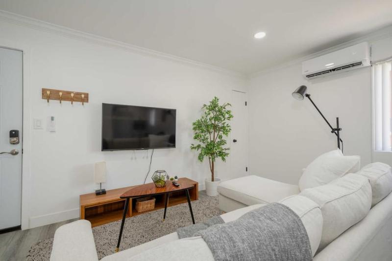 Chic 3 BR Home Minutes from USC, DTLA and KTown — комфортный отель в Лос-Анджелесе