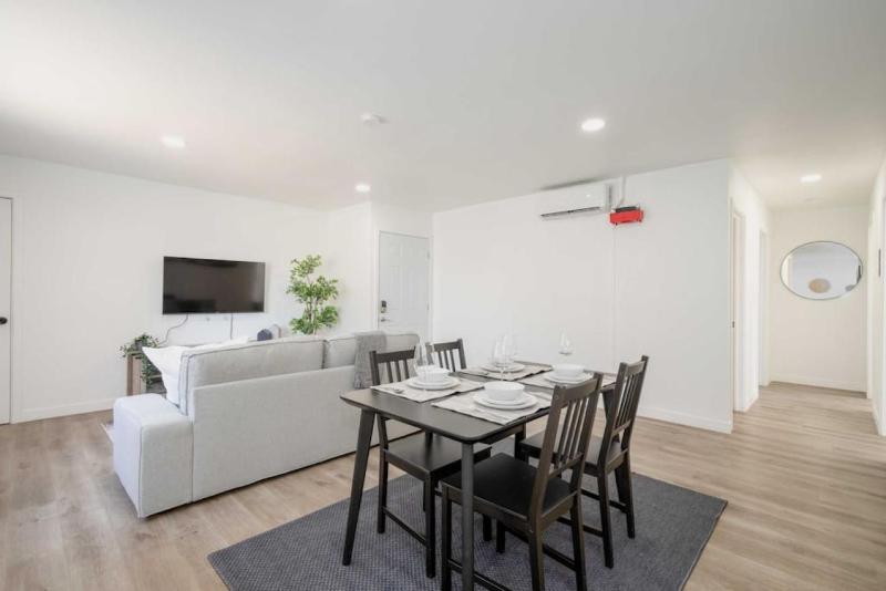 Modern 3BR Home USC, DTLA and Koreatown — забронировать отель в Лос-Анджелесе
