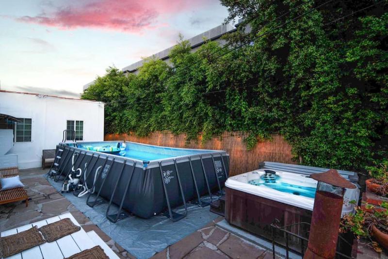 Melrose 4 BD Bungalow w Pool Jacuzzi BBQ — комфортный отель в Лос-Анджелесе