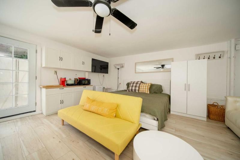 Walk to Melrose near Hollywood Pool Jacuzzi — забронировать отель в Лос-Анджелесе