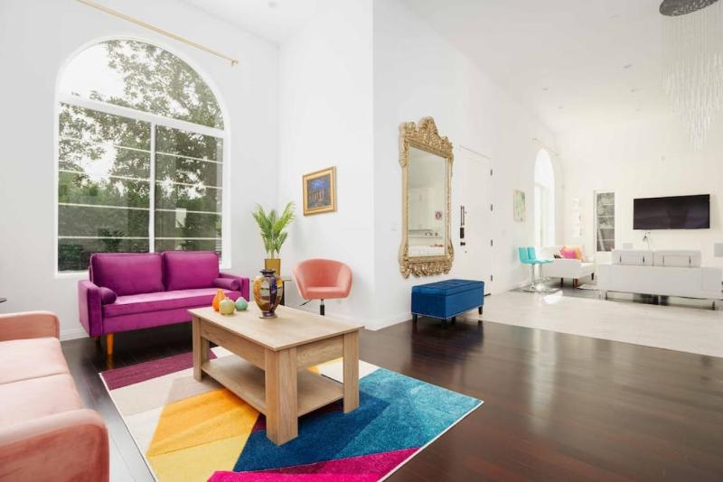 Luxurious 4BR Home in Melrose near Hollywood — забронировать отель в Лос-Анджелесе