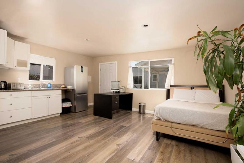 Lovely Studio in Mid-City near Koreatown — отель с удобствами в Лос-Анджелесе