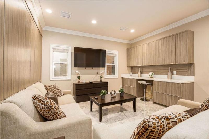 Цены на Luxurious 6BR 5 Bath Home near Crypto Arena DTLA в Лос-Анджелесе