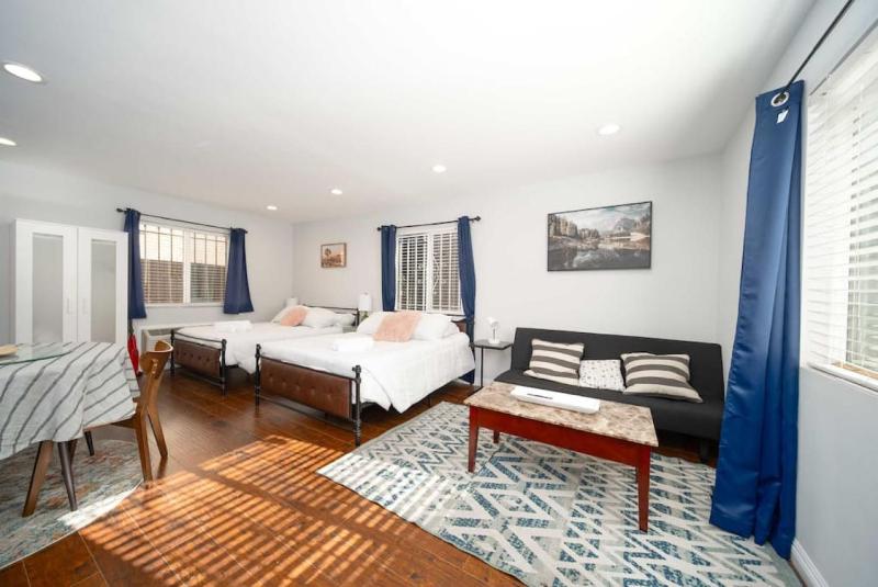Modern Studio 10 min walk to USC near DTLA KTown — отель в Лос-Анджелесе, Соединенные Штаты Америки