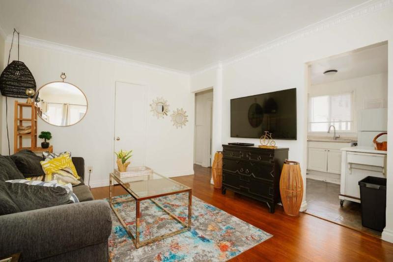 Stylish and Modern 2BR Unit in the Heart of K-town — отель с удобным расположением в Лос-Анджелесе