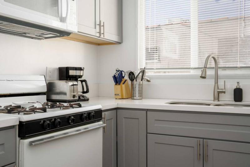 Beautiful 2BR unit in the heart of K-Town — отель с удобствами в Лос-Анджелесе