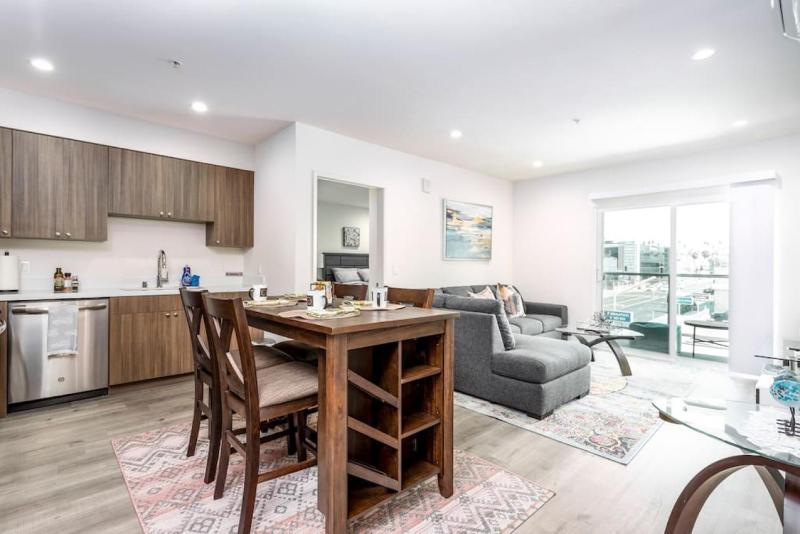 Цены на Balcony 2BR 2B in Heart of K Town N в Лос-Анджелесе